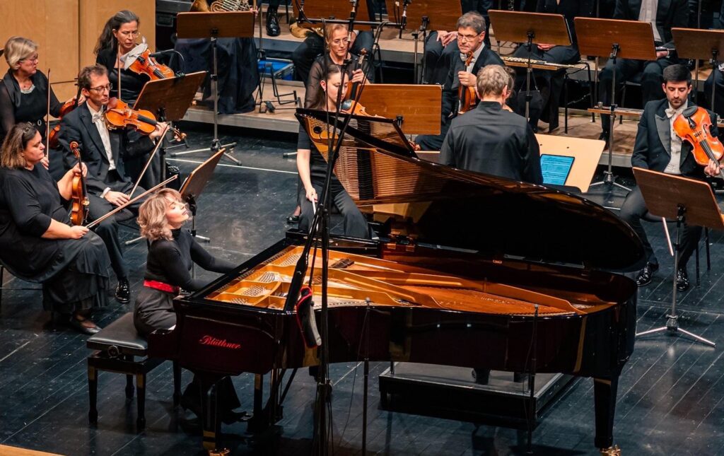 A Orquestra Sinfónica de Leipzig e Ekaterine Khvedelidze num concerto de Scriabin em Leipzig, em novembro de 2022